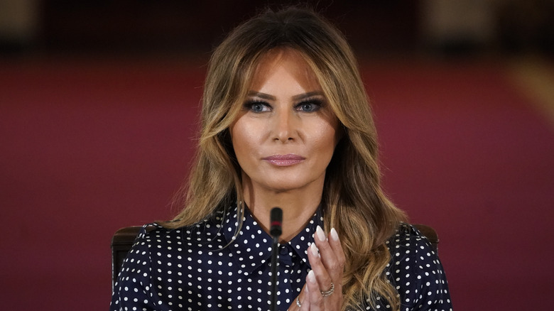 Melania Trump applaude