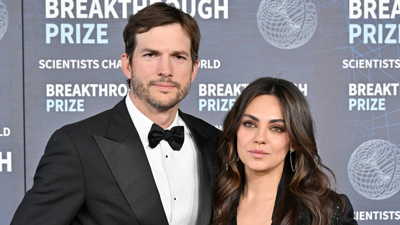 Mila Kunis posa con Ashton Kutcher