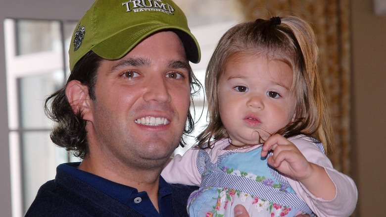 Donald Trump Jr. tiene in braccio Kai