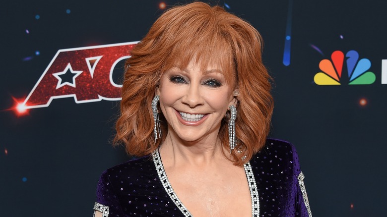 Reba McEntire sorridente all'evento