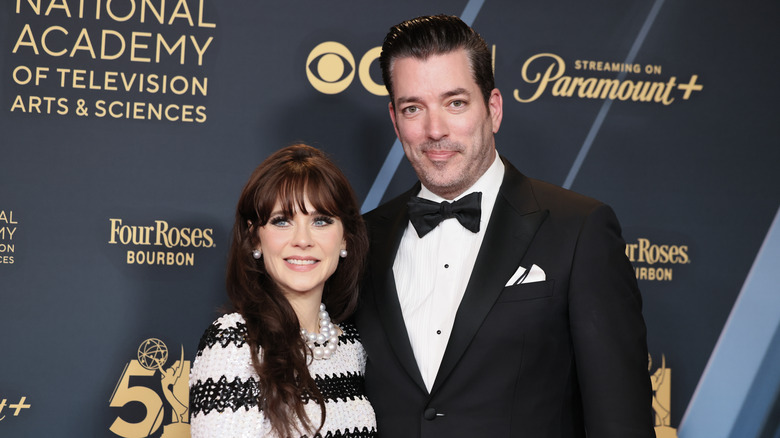 Zooey Deschanel, Jonathan Scott indossano abiti in bianco e nero