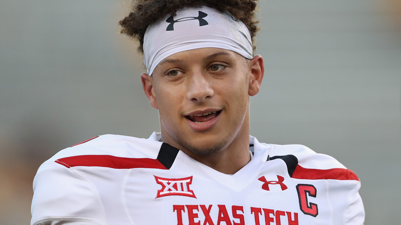 Patrick Mahomes sorride 