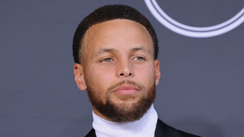 Steph Curry posa in dolcevita