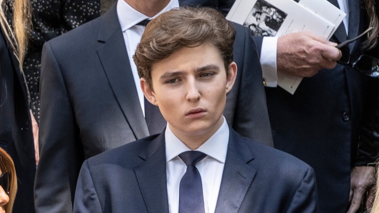 Barron Trump in piedi