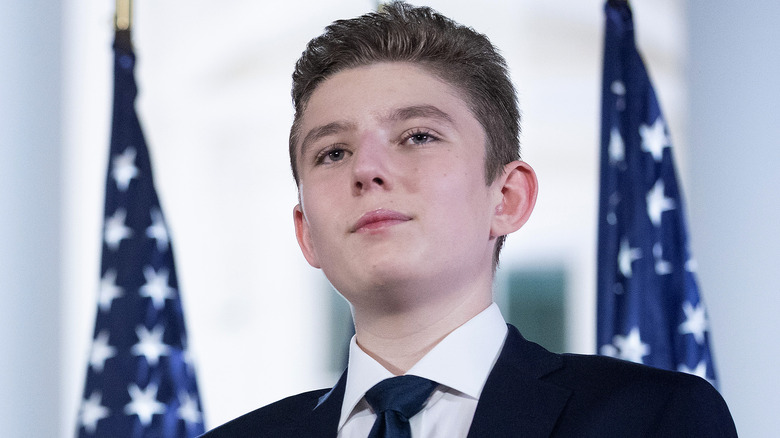 Barron Trump sembra pensieroso 