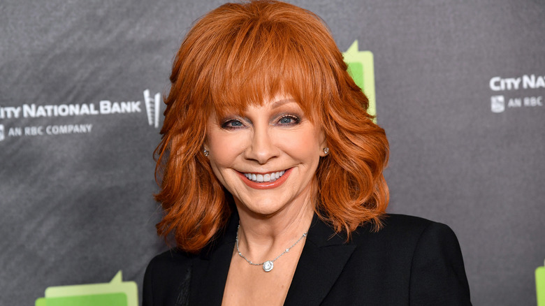 Reba McEntire sorride