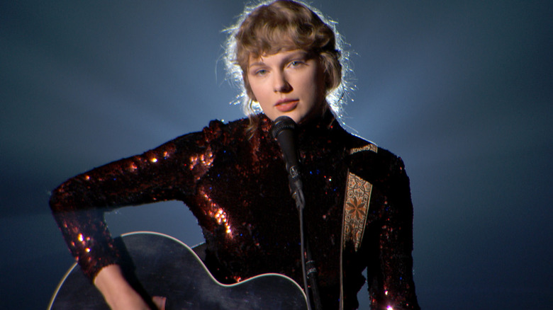 Taylor Swift si esibisce sul palco