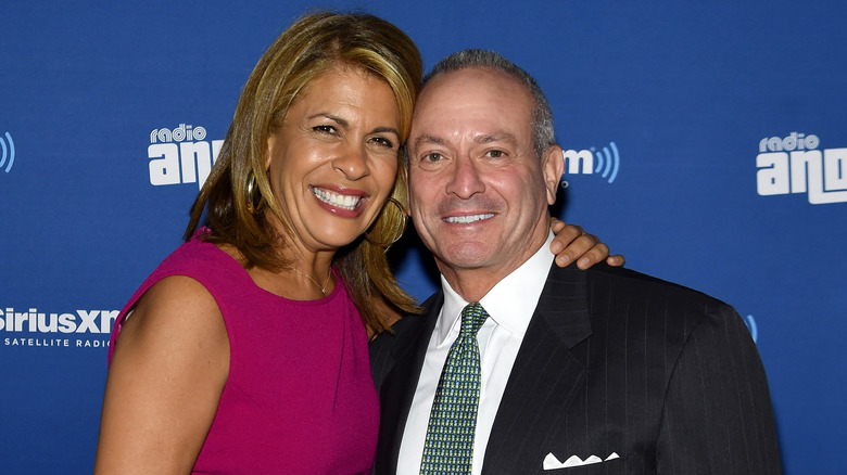 Hoda Kotb e Joel Schiffman sorridono