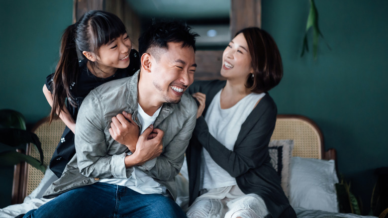 due donne che solleticano un uomo