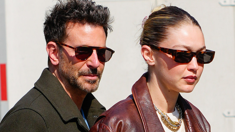 Bradley Cooper cammina con Gigi Hadid