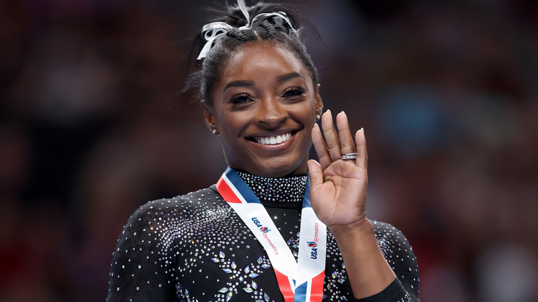 Simone Biles sorridente