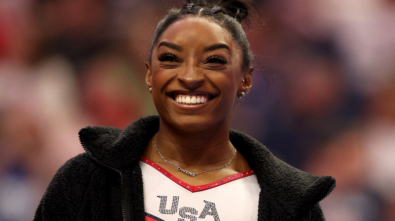 Simone Biles sorride in uniforme USA