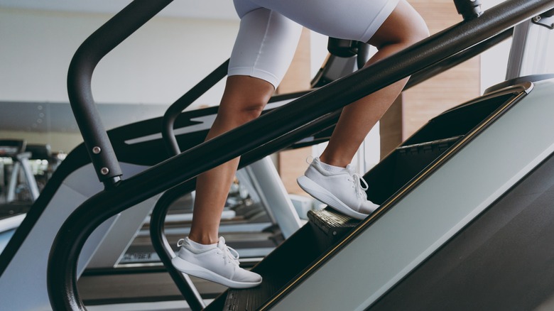 Donna che utilizza la macchina StairMaster