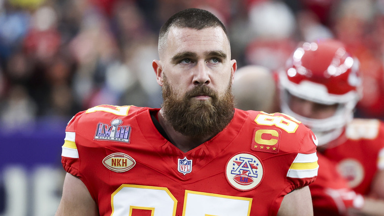 Travis Kelce che guarda verso l'alto