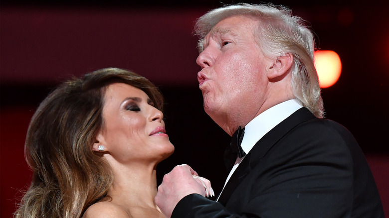 Donald e Melania Trump ballano