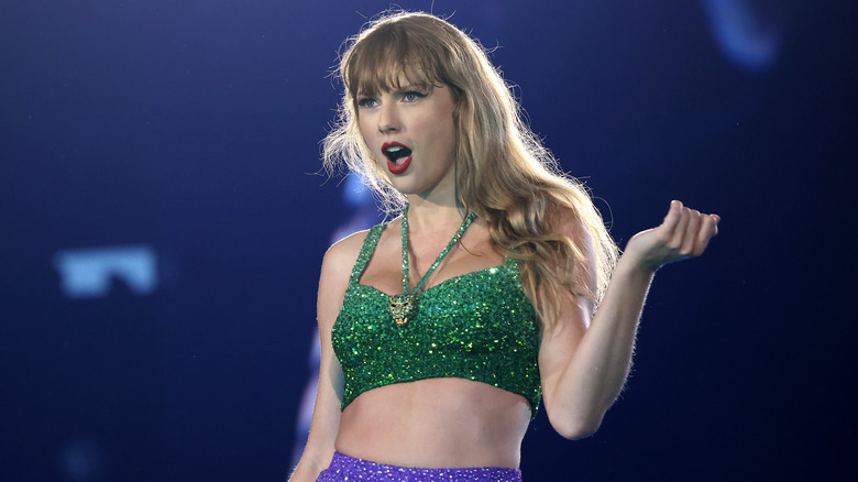 Taylor Swift con espressione scioccata