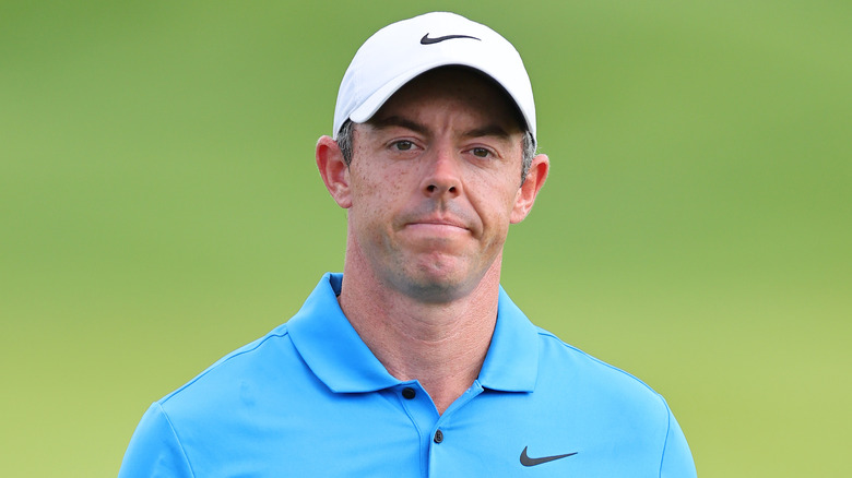 Rory McIlroy indossa un berretto bianco