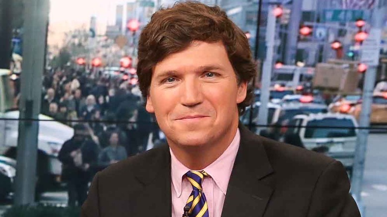 Tucker Carlson sorride