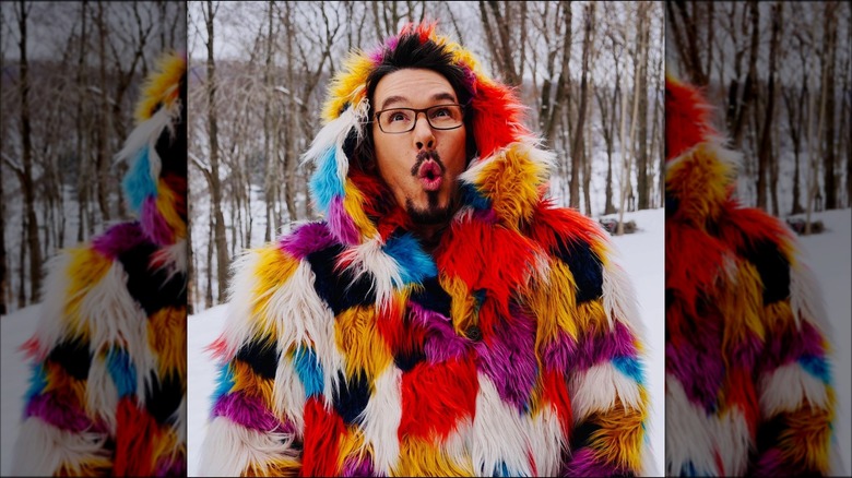 David Bromstad con cappotto colorato