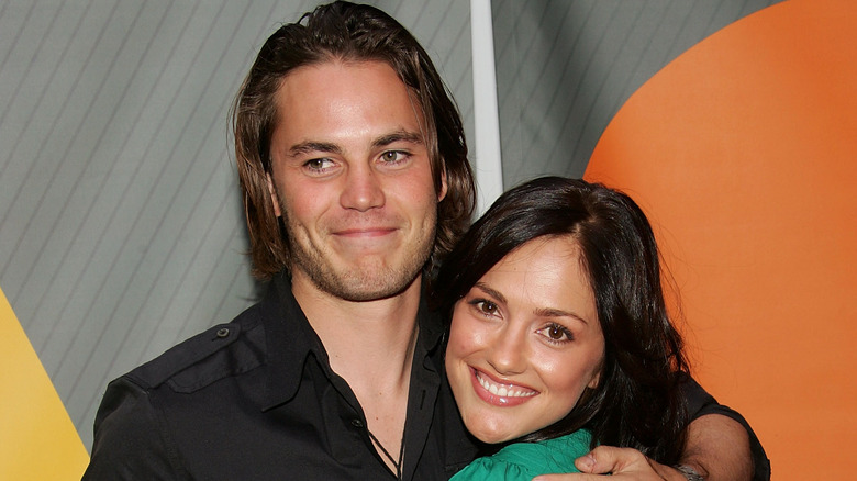 Taylor Kitsch e Minka Kelly si abbracciano e sorridono