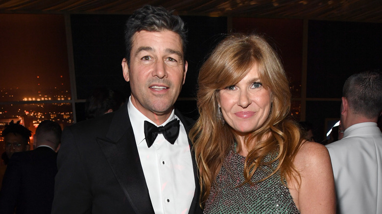 Kyle Chandler e Connie Britton posano in abiti formali