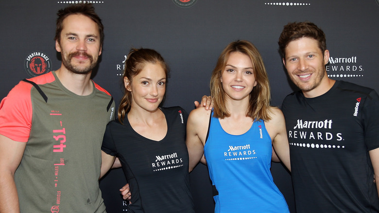 Taylor Kitsch, Minka Kelly, Aimee Teegarden e Zach Gilford sorridono