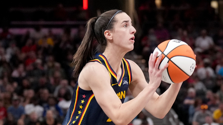 Caitlin Clark lancia un pallone da basket