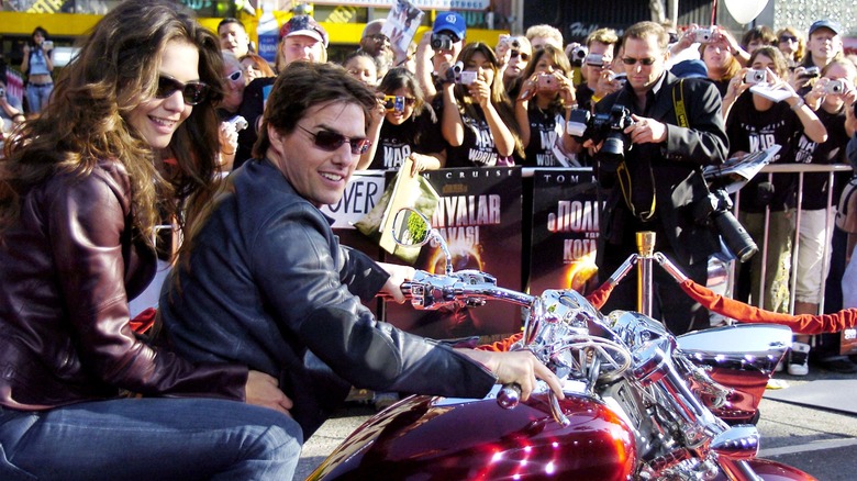 Tom Cruise e Katie Holmes arrivano a bordo di una moto Honda Rune