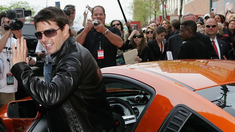 Tom Cruise esce da una Saleen Mustang