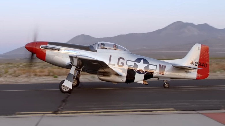 Tom Cruise vola con la Mustang P51