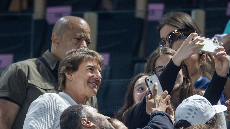 Tom Cruise si fa un selfie con i fan