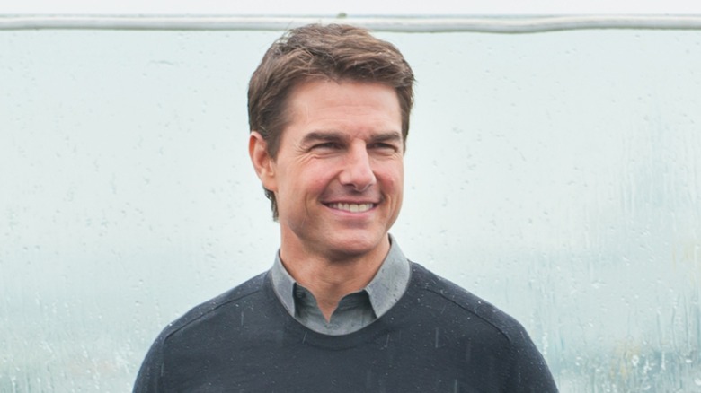 Tom Cruise tutto sorrisi nella piovosa Mosca