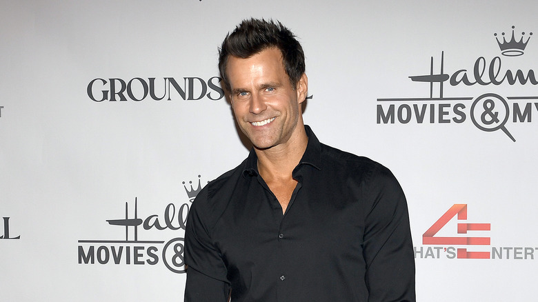 Camicia nera con bottoni di Cameron Mathison