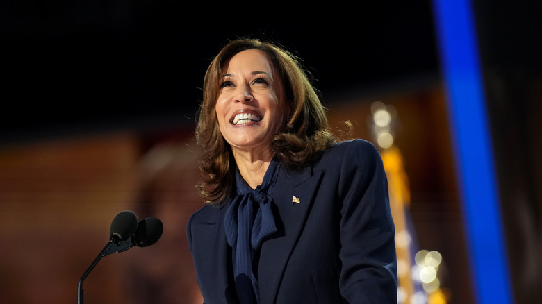 Kamala Harris sorride