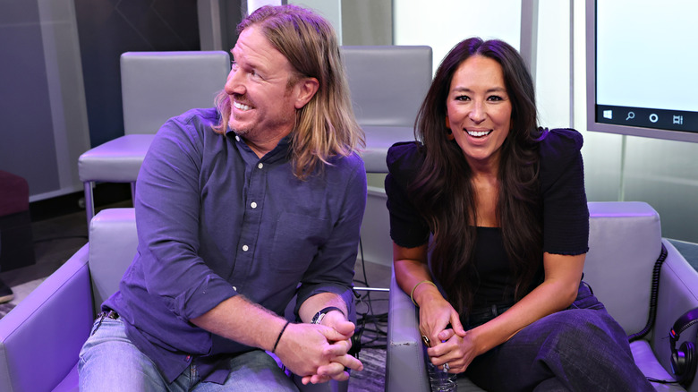 Chip e Joanna Gaines sorridono