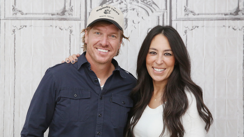 Chip e Joanna Gaines sorridono