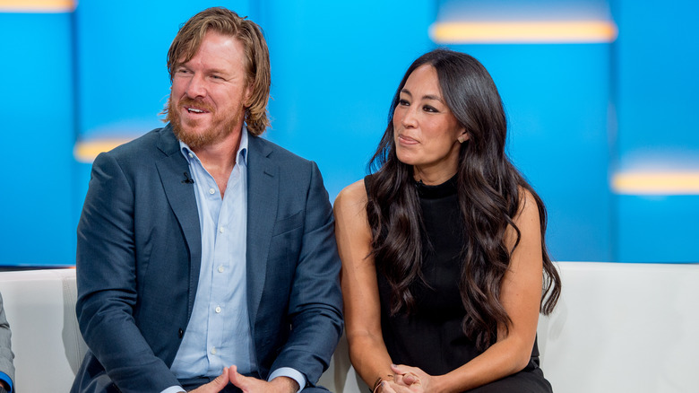 Chip e Joanna Gaines sorridono