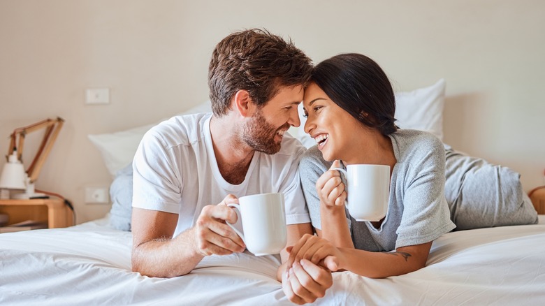 Uomo e donna a letto 