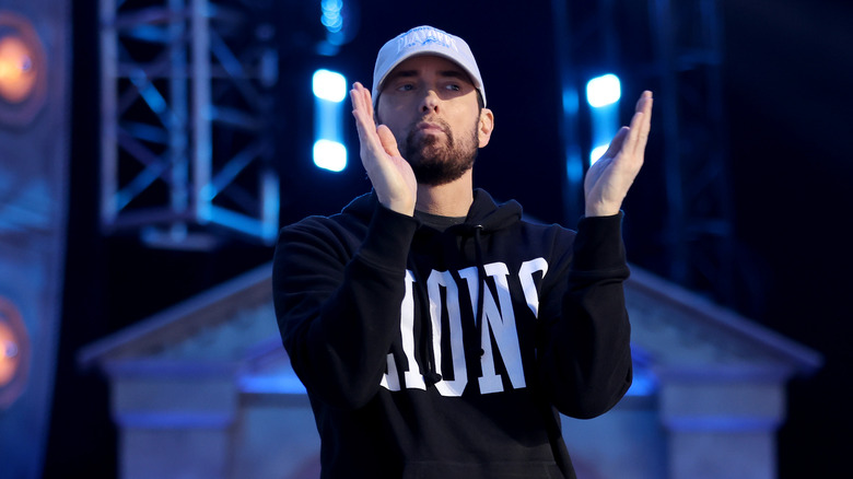 Felpa nera di Eminem che applaude