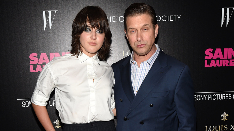 Alaia Baldwin Aronow con un braccio attorno a Stephen Baldwin