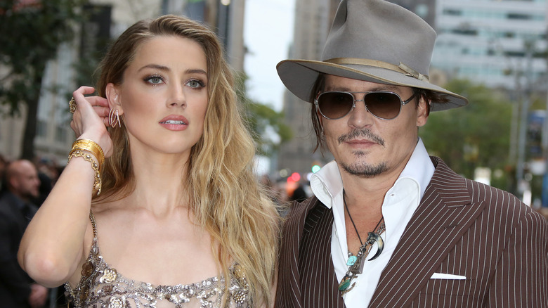 Johnny Depp e Amber Heard posano all'aperto