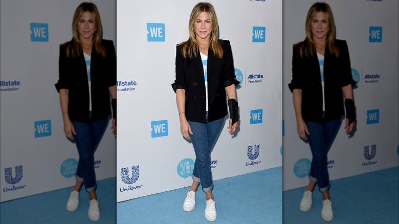 Blazer e sneakers di Jennifer Aniston