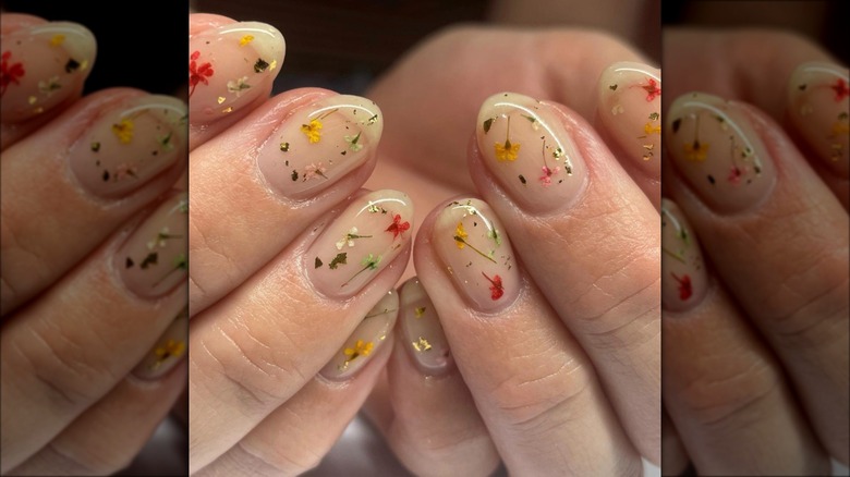 Tendenza manicure con fiori secchi