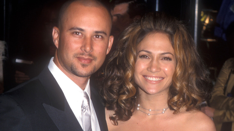 Jennifer Lopez e Chris Judd sorridono alle telecamere