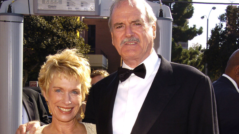 John Cleese e Alyce Cleese posano all'aperto