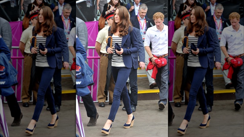 Kate Middleton in jeans e zeppe