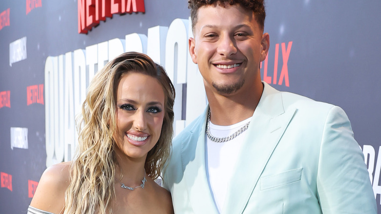 Brittany Mahomes e Patrick Mahomes in posa