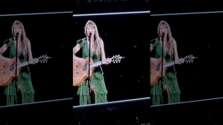 Taylor Swift canta con la chitarra