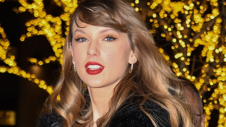 Taylor Swift vicino all'albero illuminato