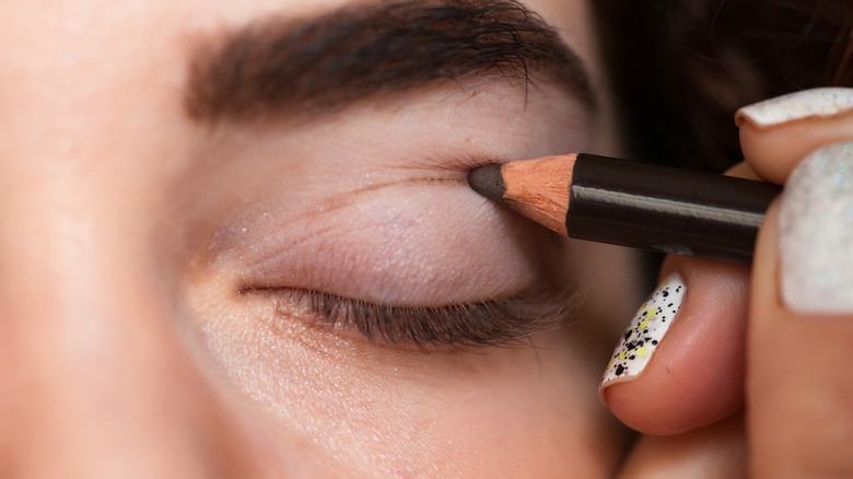 Disegnare una piega dell'eyeliner